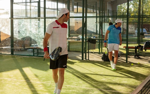 Due ragazzi giocano a padel