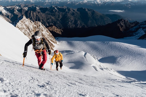 Persone che camminano in ambiente montano