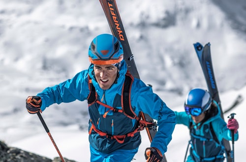 Scialpinista in salita indossa i Dynafit Blacklight