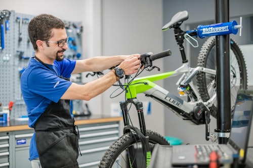 Collaboratore Sportler al lavoro su una e-bike