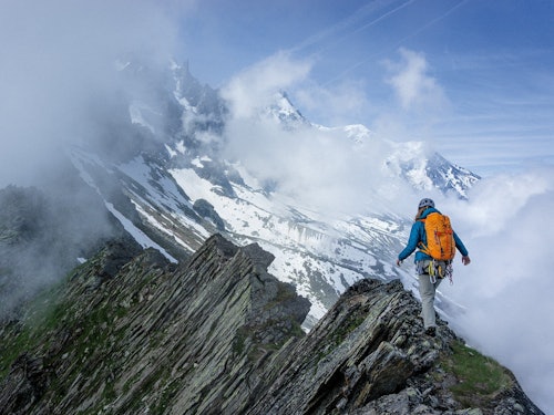 Persona che cammina in ambiente montano