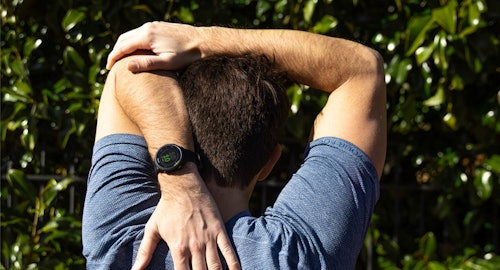 Foto uomo che fa stretching