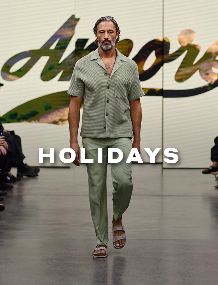 What to wear – for holidays, Mann mit grünem Shirt und grüner Hose
