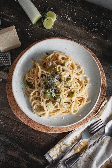 REZEPT VEGETARISCHE SPAGHETTI CARBONARA MIT LAUCH