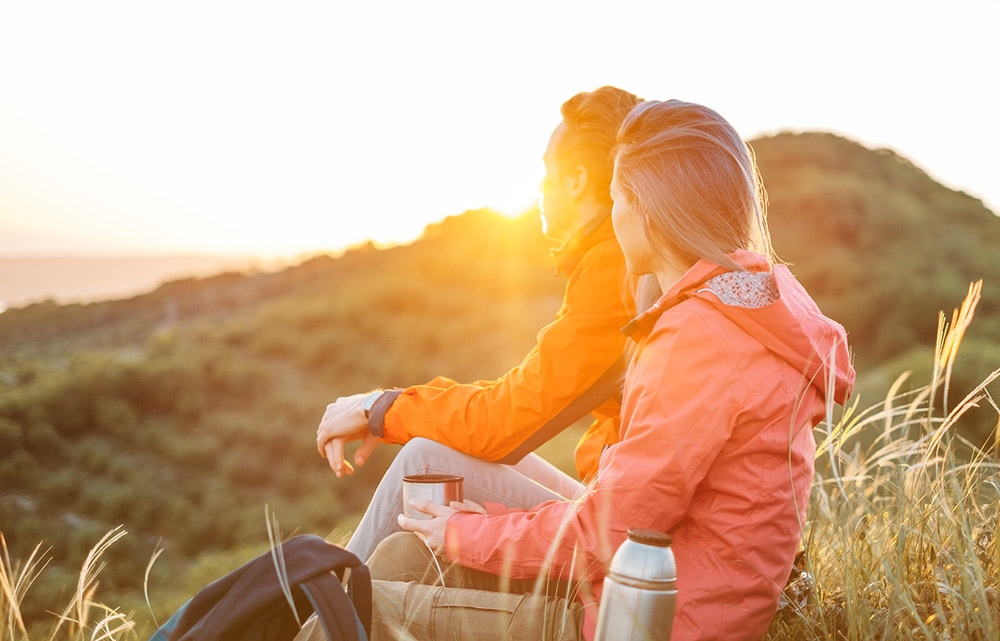 Paar beim Wandern im Sonnenuntergang
