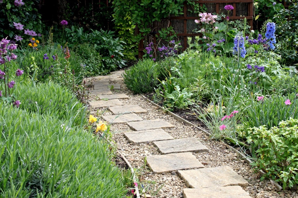 How to Lay Stepping Stones in Your Garden