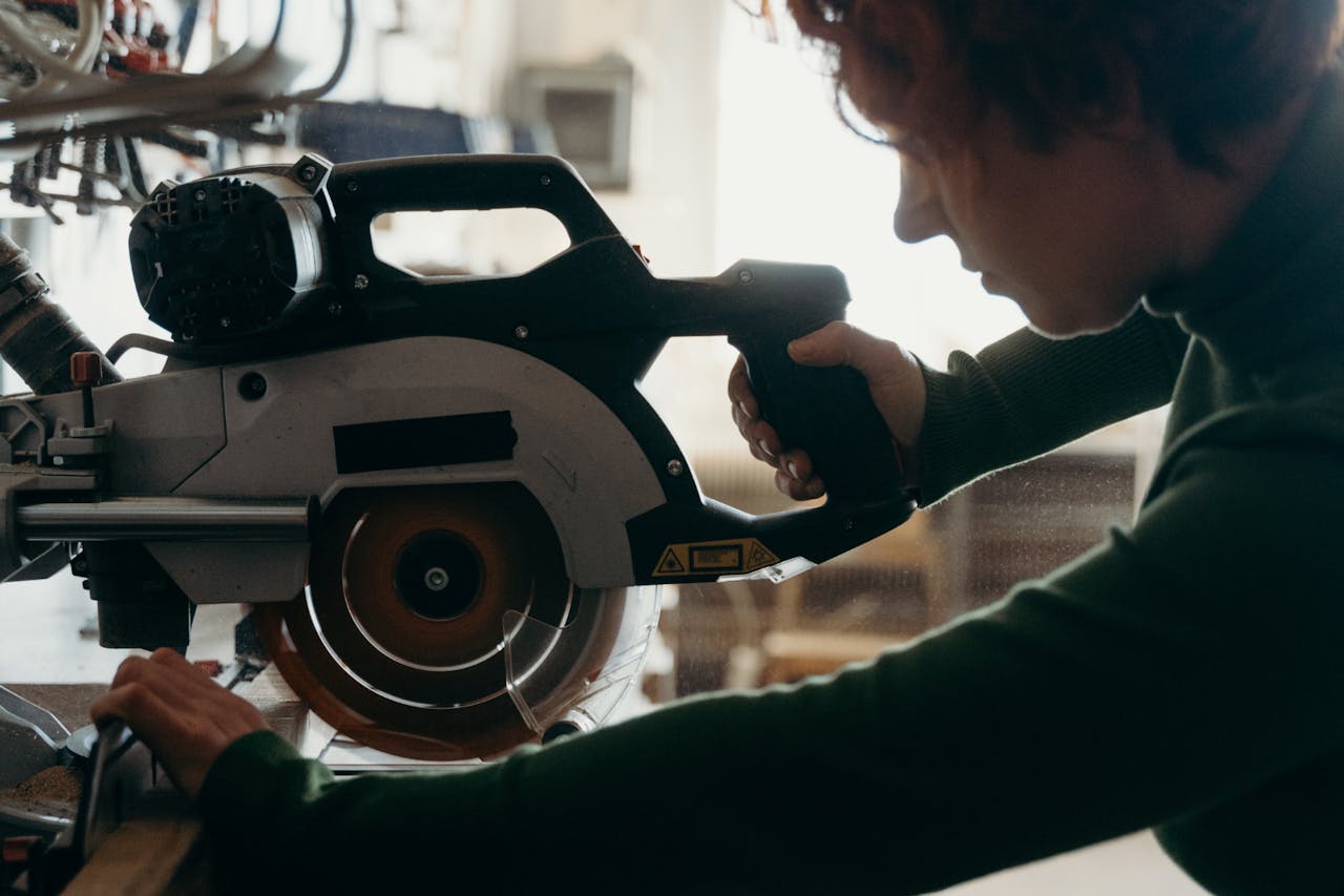 How to Use a Circular Saw & A Guide Rail n 5 Steps HSS Hire