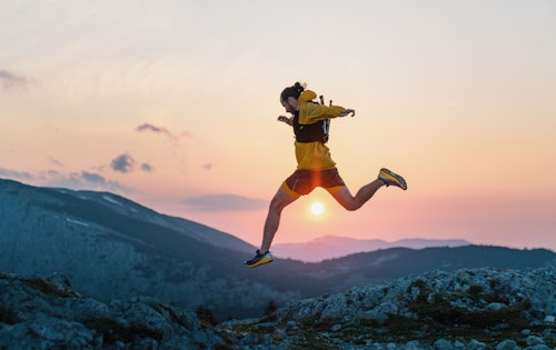 Ragazzo che corre tra le montagne