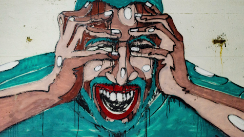 Angst vorm Autofahren Banner: Grafitti mit Mann, der sich die Hände vor die Augen hält