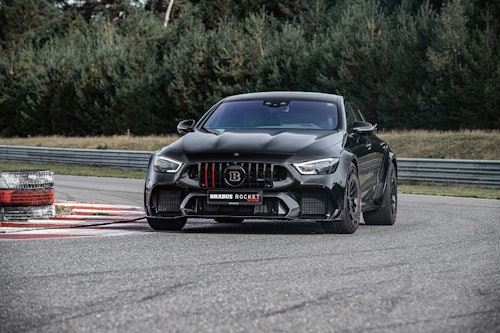 Brabus Rocket 900 schwarz in Kurve, Infos und Bilder in den VEHICULUM News