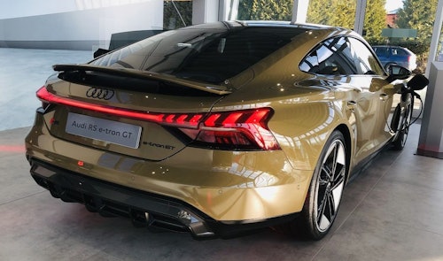 Audi e-tron GT RS in Bronze im Showroom