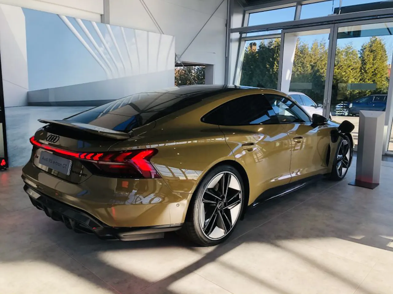 Audi E Tron Gt Rs Mit 646 Ps Vergleich Zum Porsche Taycan