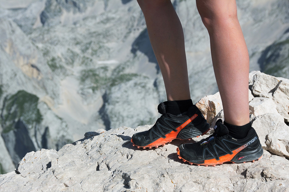 Frau in Outdoorschuhen auf dem Berg