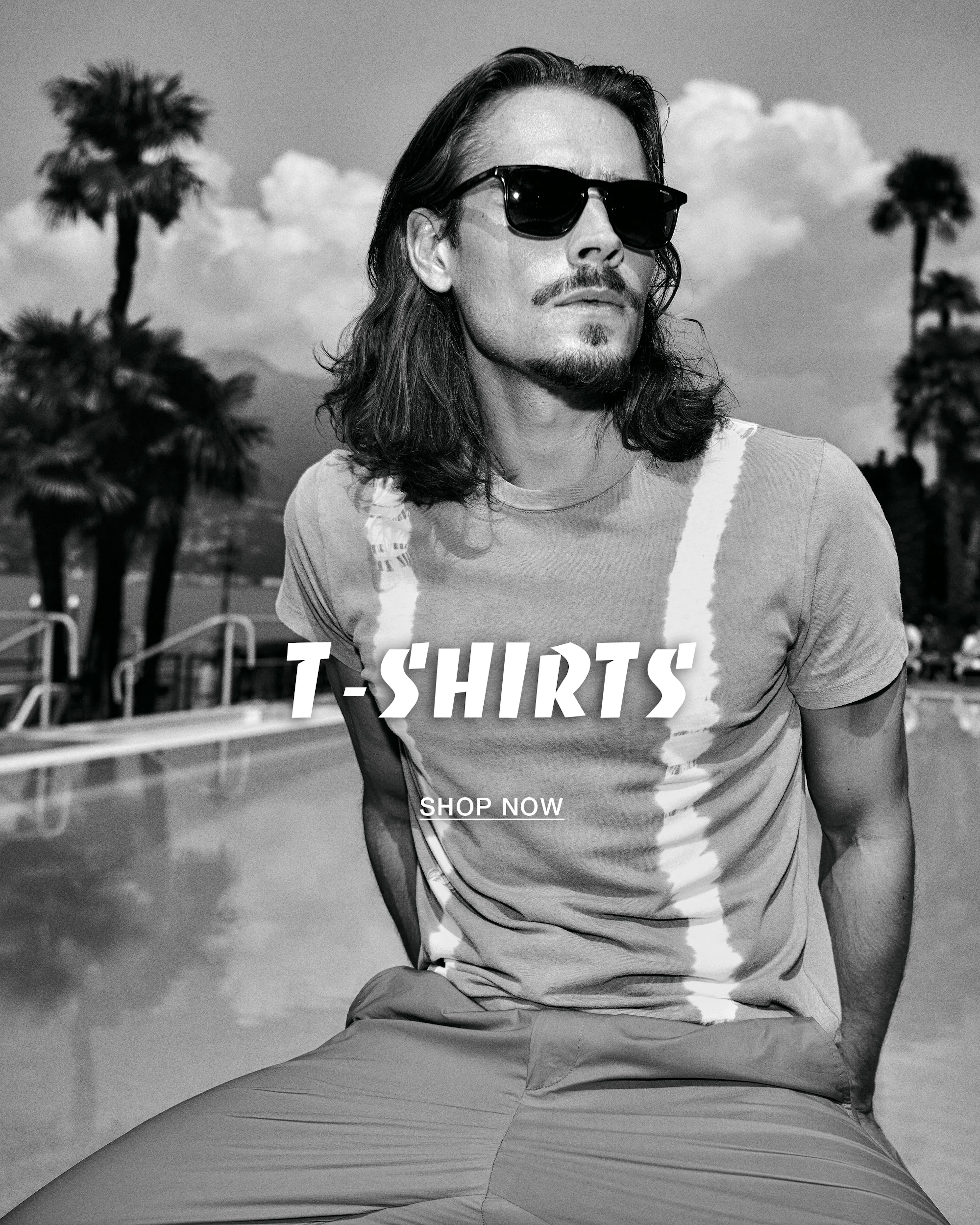 lichtblauw t-shirt met strepen rode broek