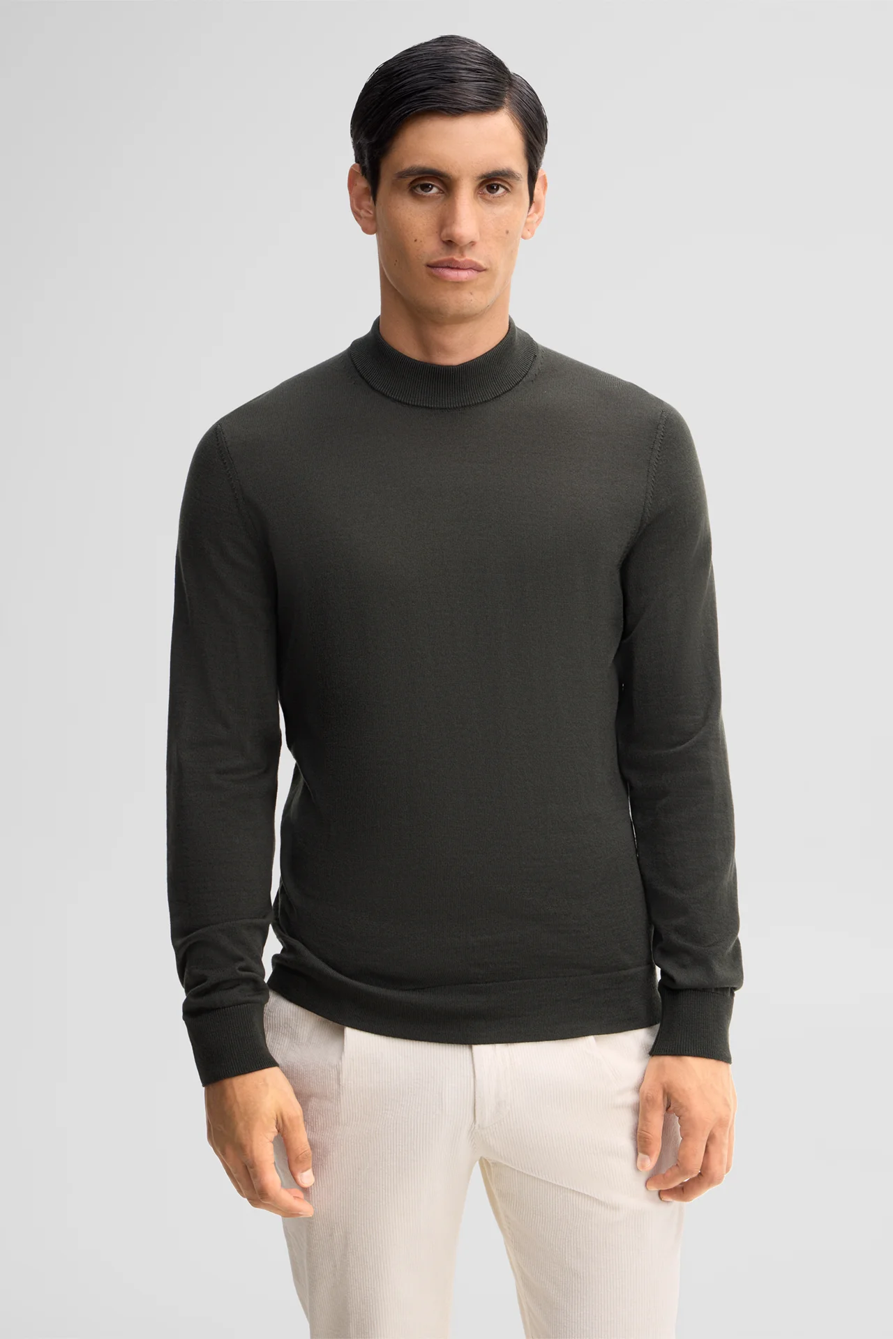 Schurwoll-Pullover mit Stehkragen, oliv