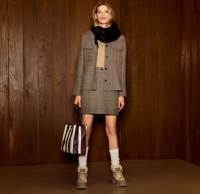 JOOP! Woman in tweed look with striped bag