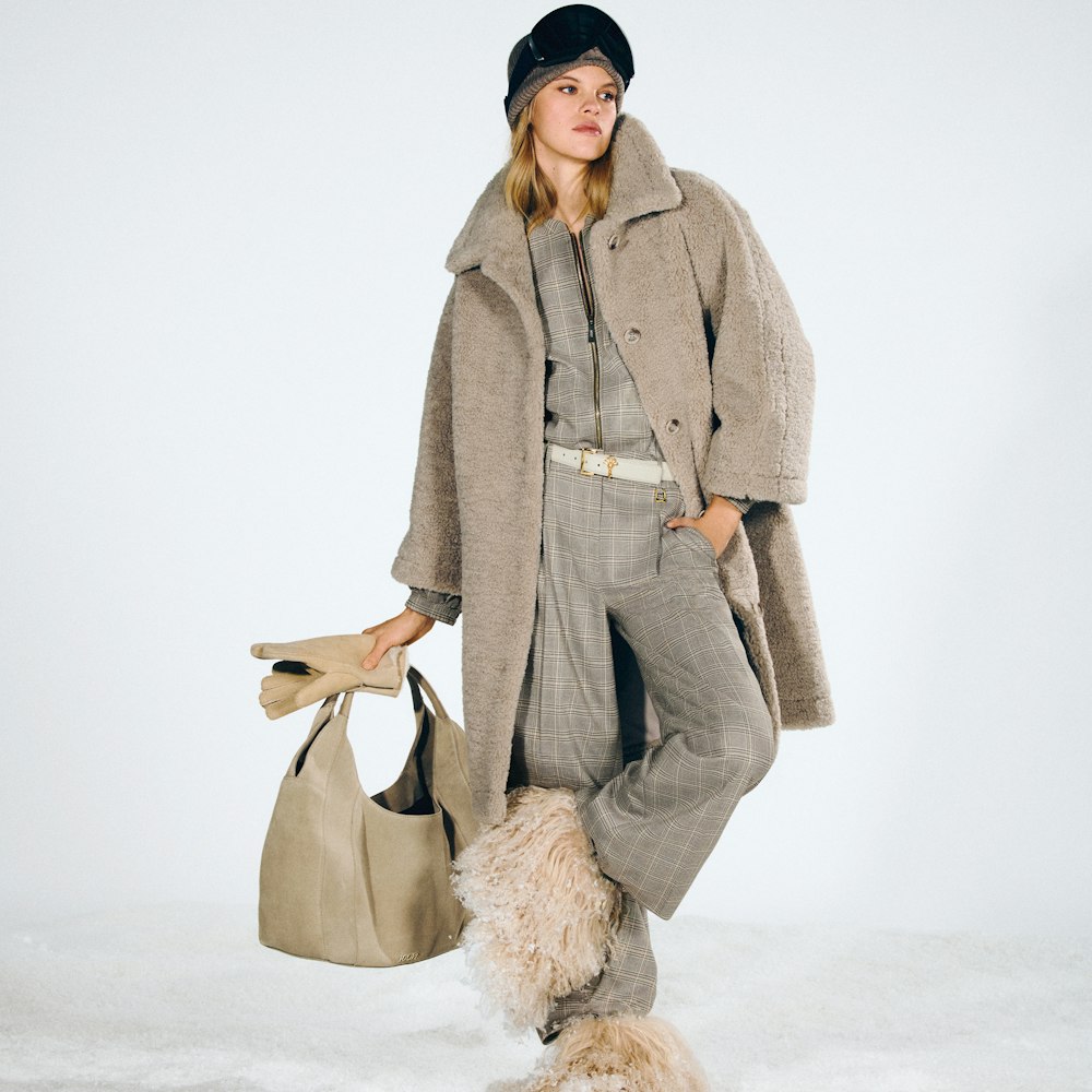 JOOP! Woman in beige teddy coat with bag