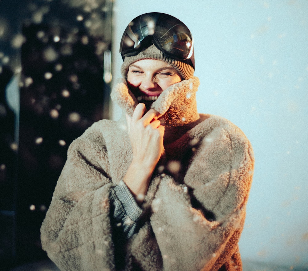 JOOP! Woman in beige teddy coat in the snow, making-of photoshoot