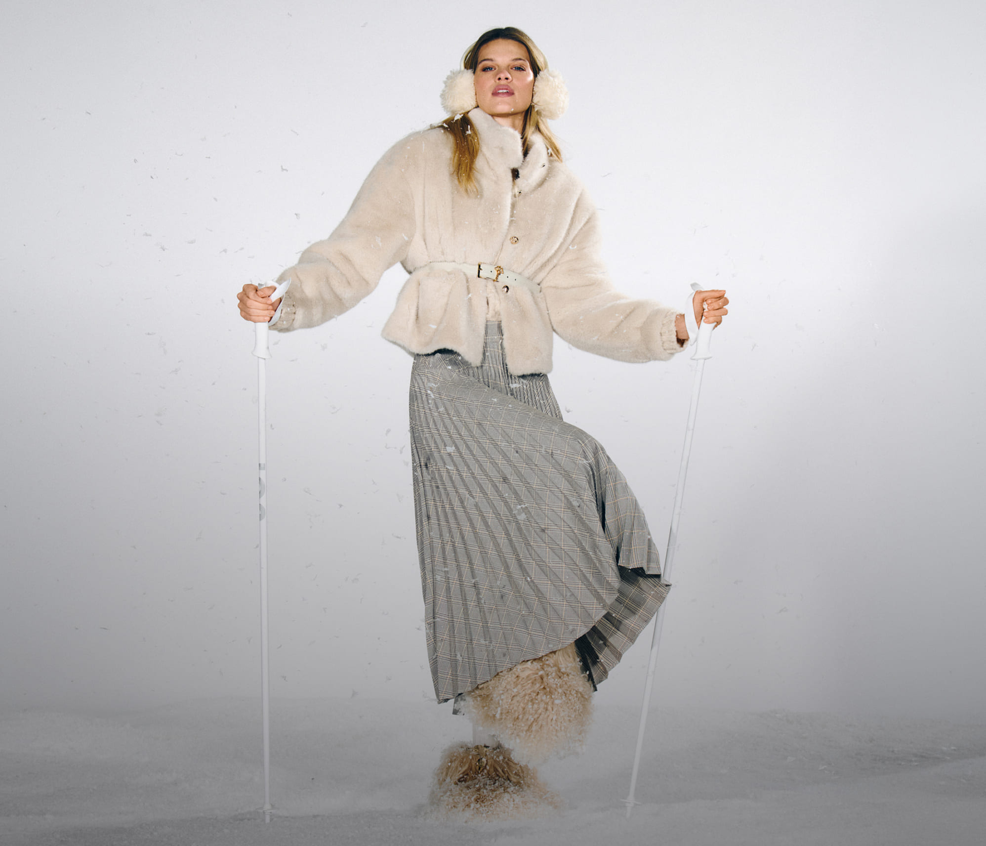 JOOP DAME IN CREMFARBENER FAKE FUR JACKE MIT PLISSEEROCK IN GRAU