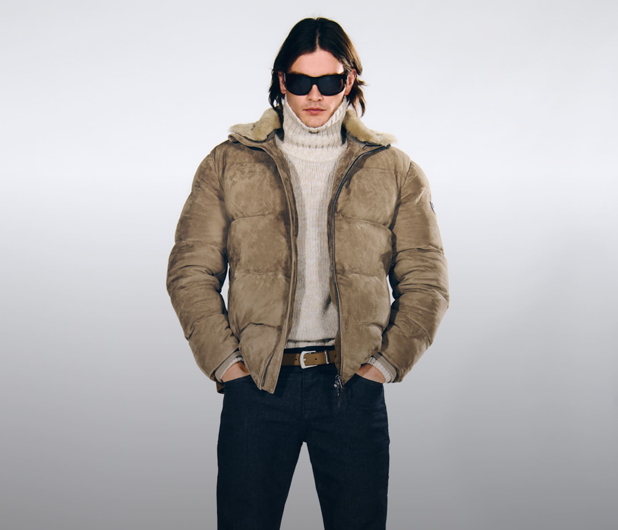 JOOP MANN IN GESTEPPTER JACKE IN KHAKI MIT BEIGEM ROLLKRAGENPULLOVER UND JEANS