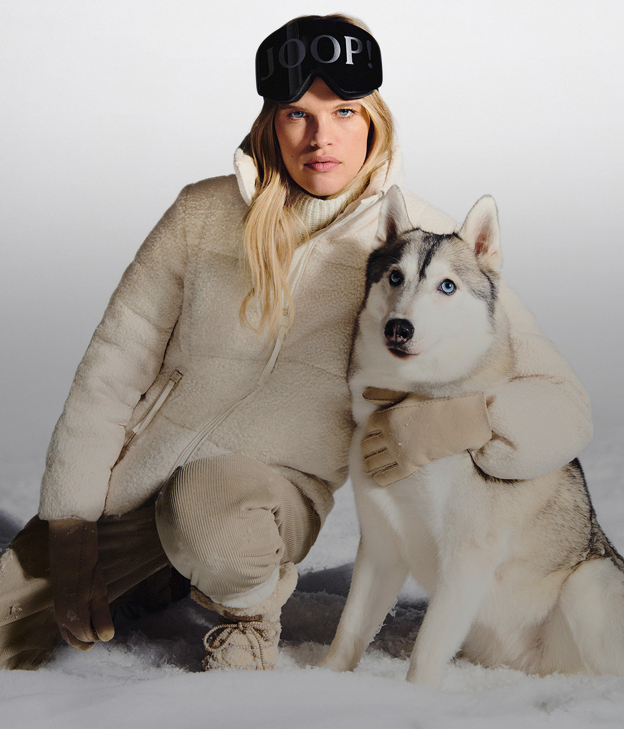 joop dame in heller teddyjacken und beiger hose