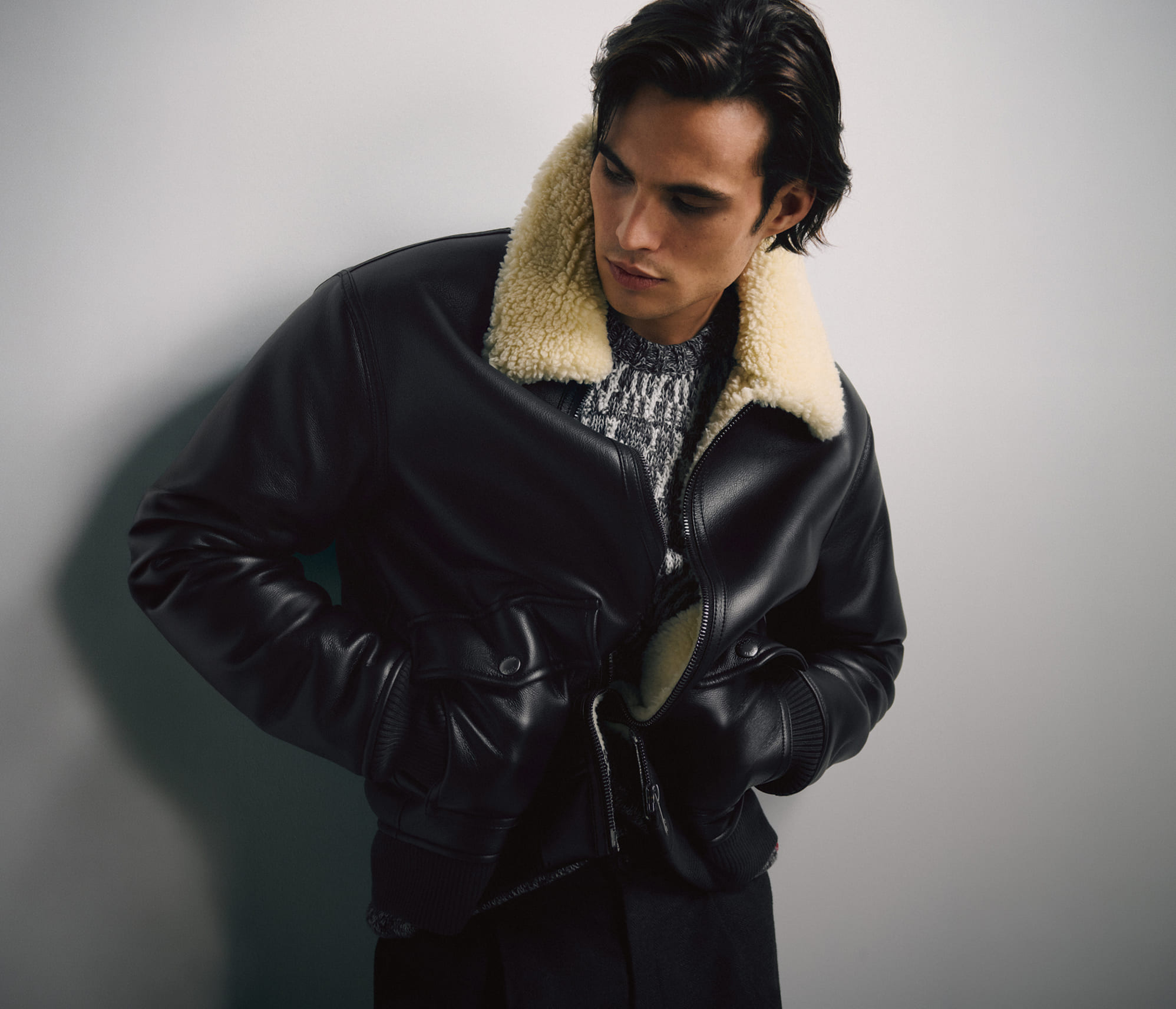 Mann in JOOP! JEANS schwarzer Lederjacke mit hellem Teddykragen 