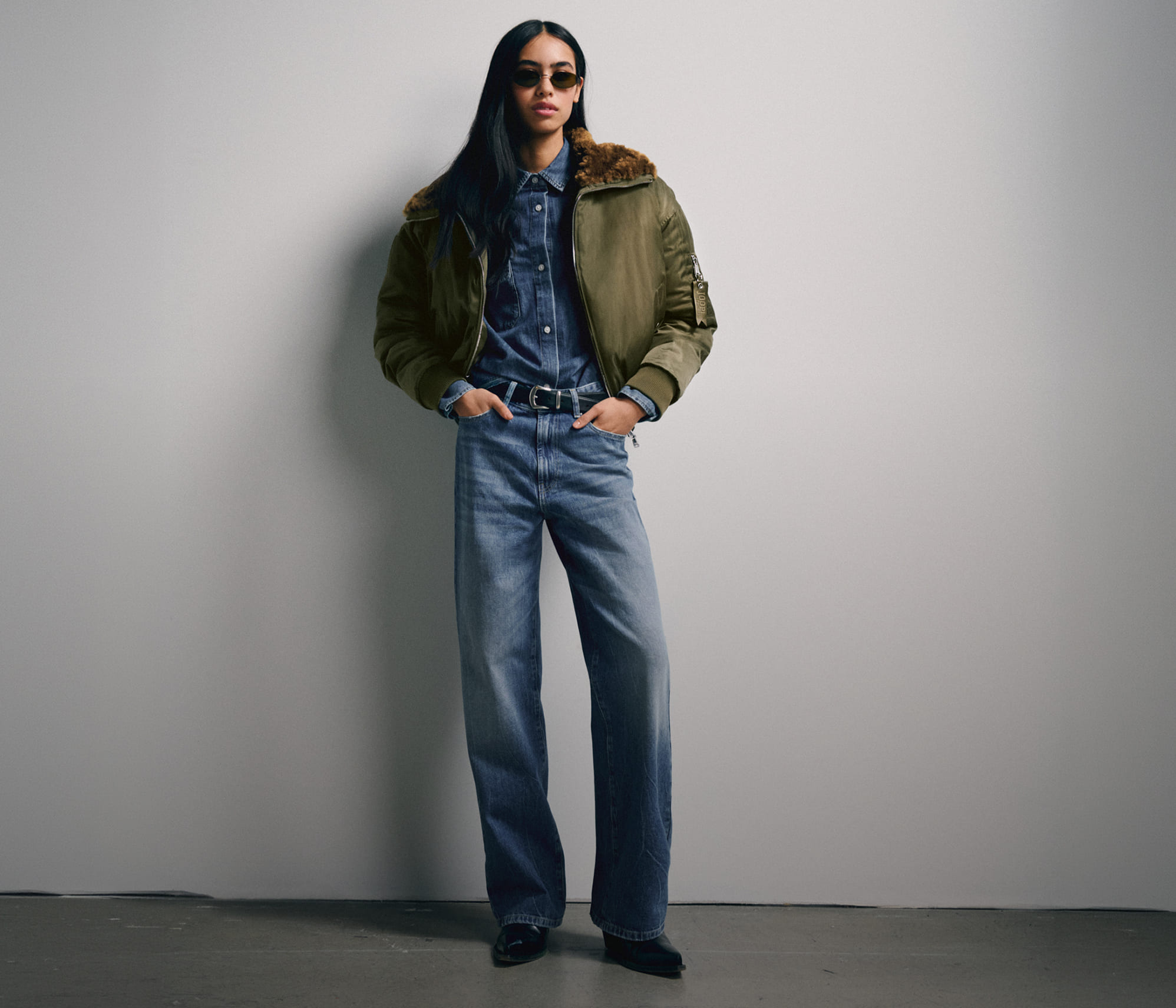 Frau in JOOP! JEANS jeanshemd und jeans hose mit grüner bomberjacke