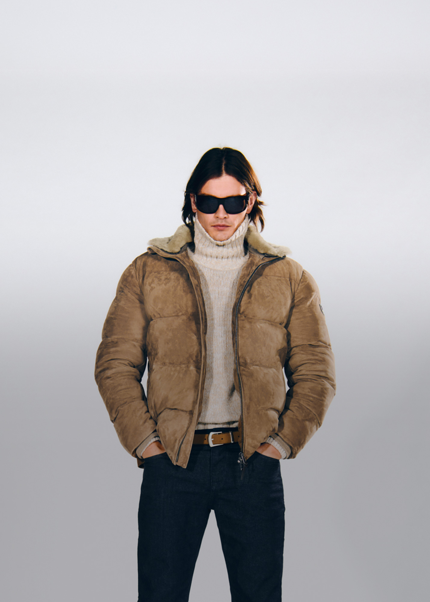 joop mann in brauner gefütterter jacke mit rollkragenpullover in creme und jeans