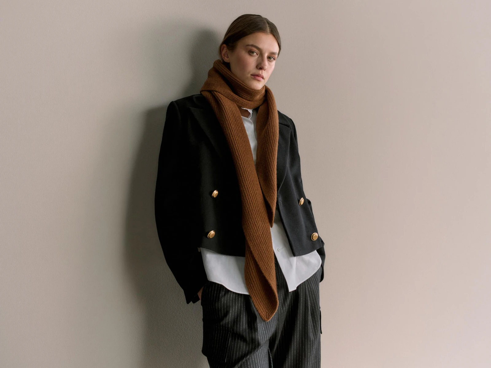 windsor Damen Blazer in schwarz mit schal in braun