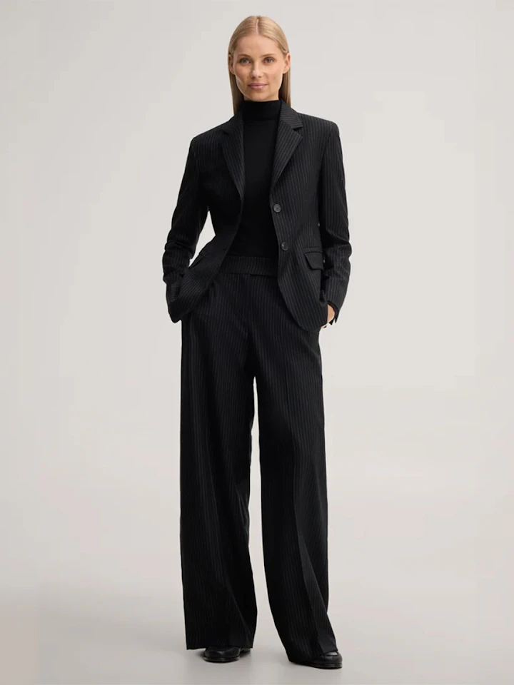 windsor Damen damenanzug in schwarz mit nadelstreifen
