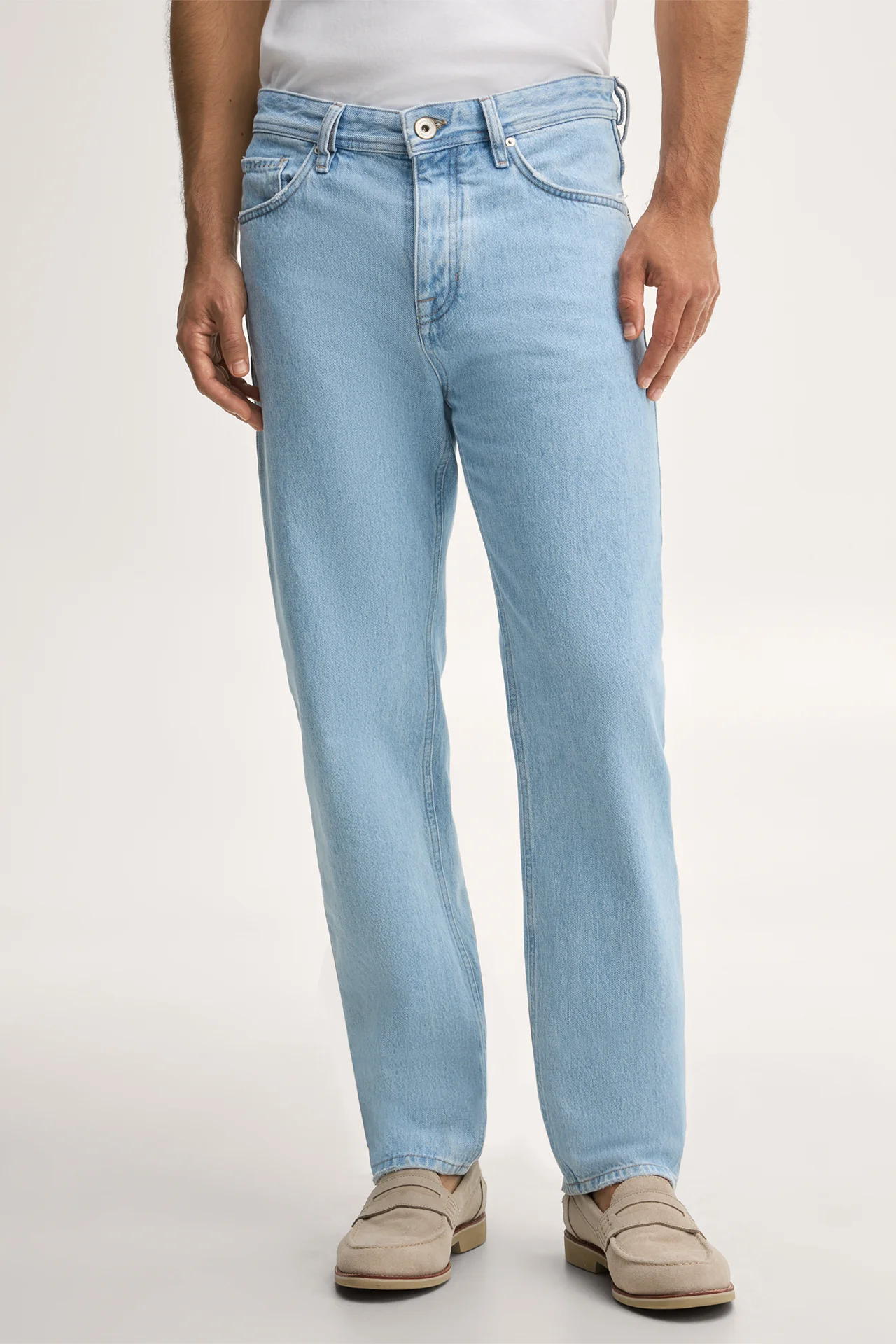 Jeans in washed blue