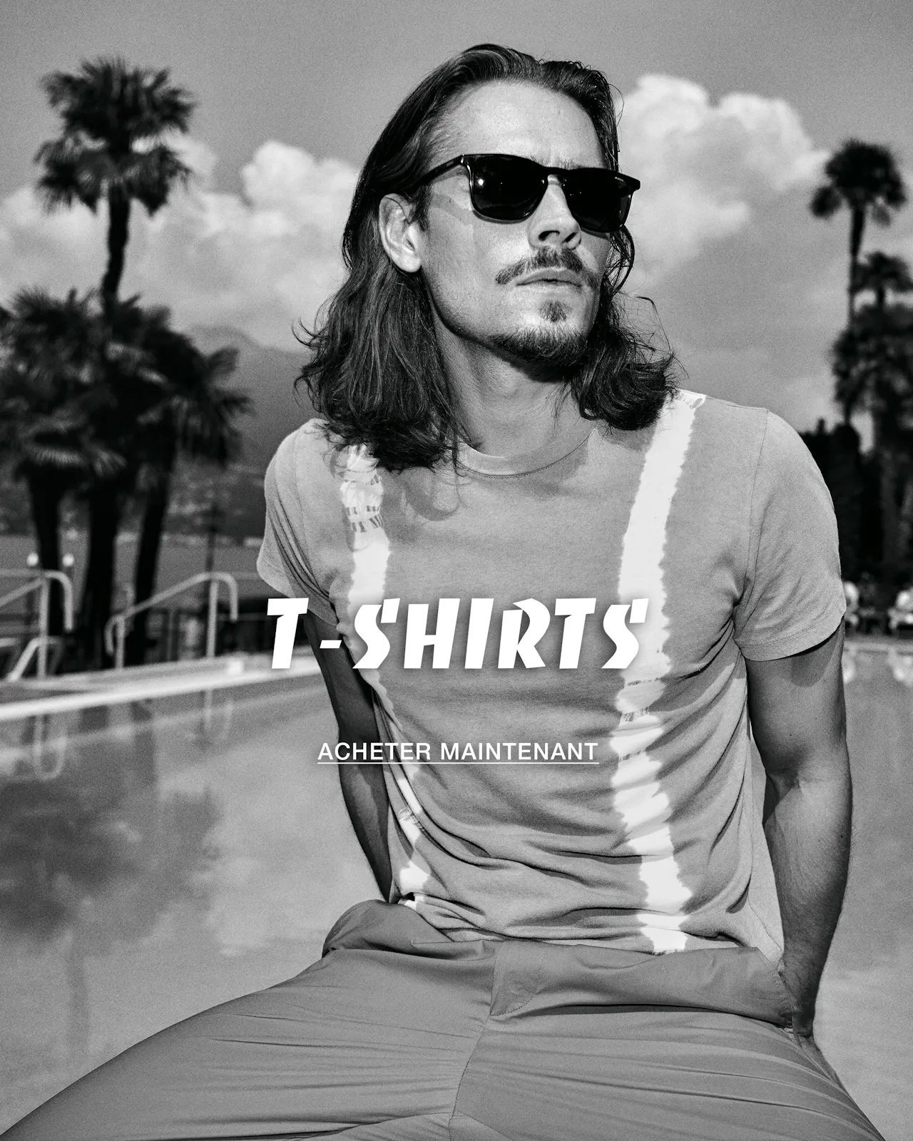 T-shirt bleu clair avec pantalon rouge
