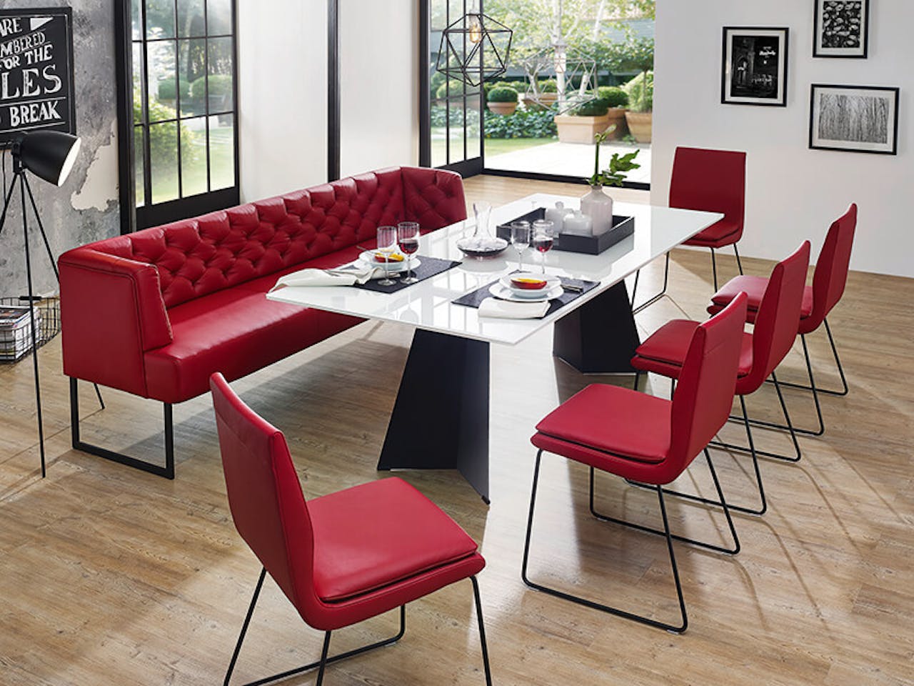 einrichten-beerentoene-esszimmer-erdbeere