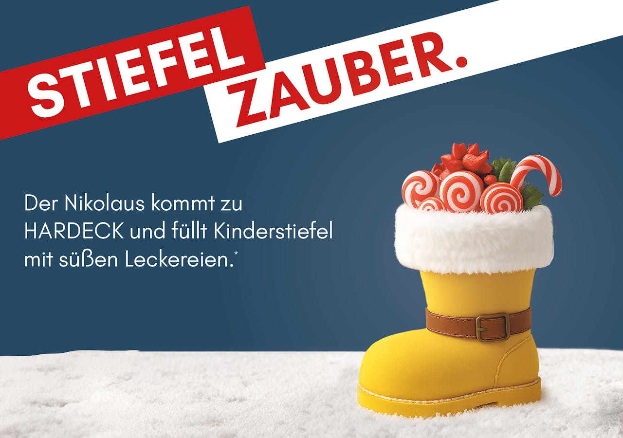mit Süßigkeiten gefüllter gelber Nikolausstiefel auf dunkelblauem Hintergrund