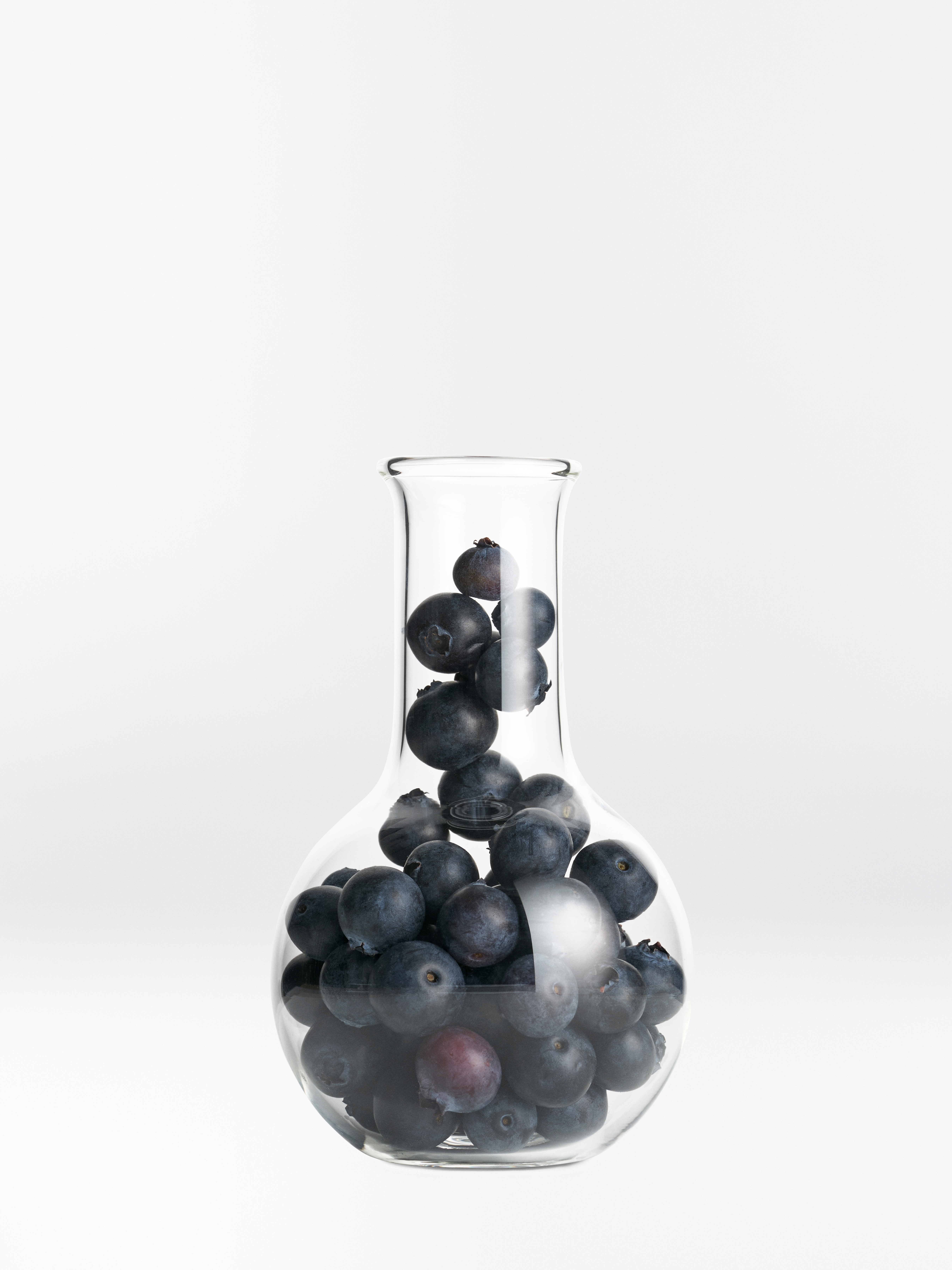 Viele große, blaue Heidelbeeren in einer Glas-Vase.
