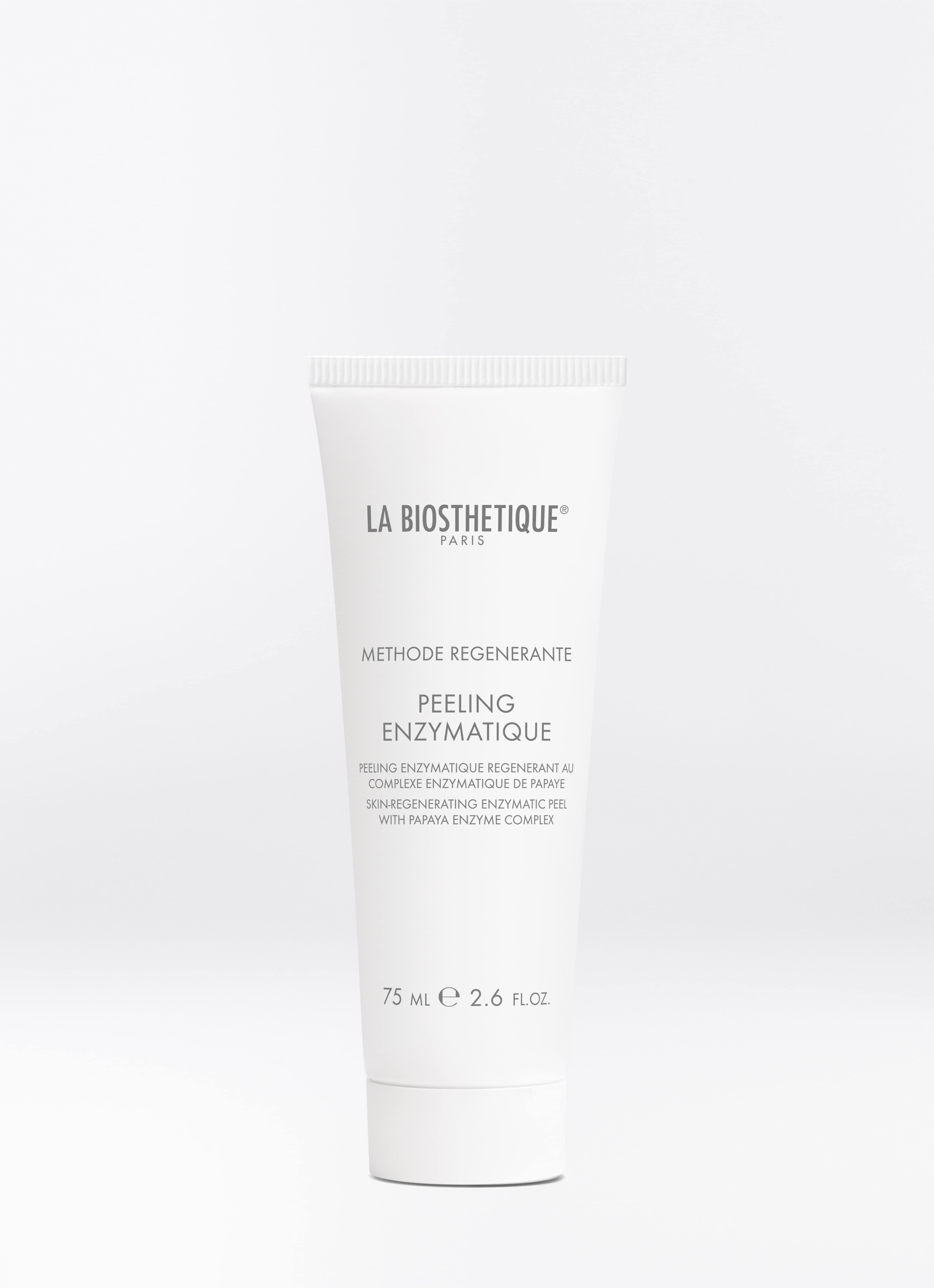 Weiße Tube des Peeling Enzymatique auf hellgrauem Hintergrund.