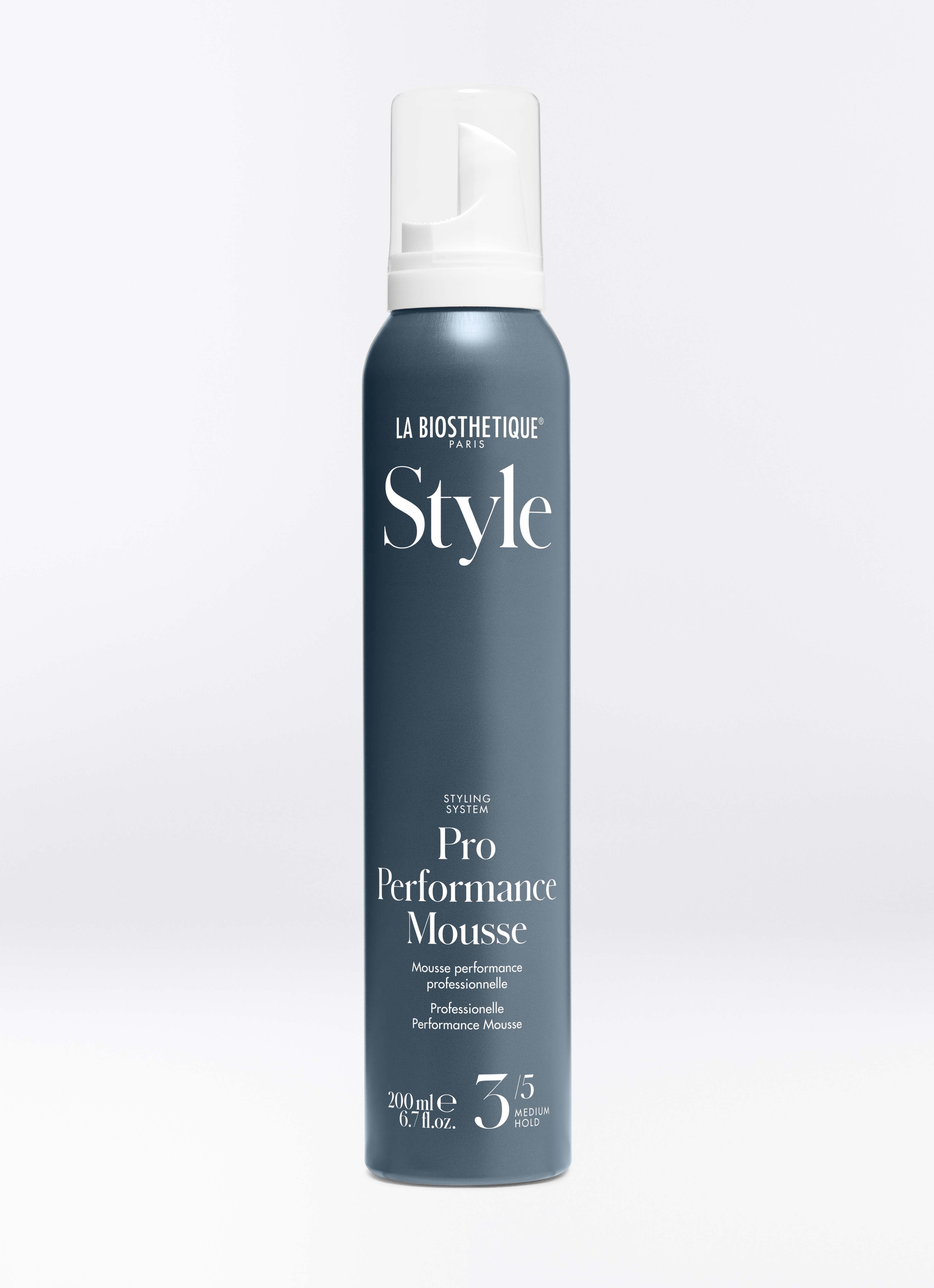 Dunkle, stahlblaue Flasche mit Schaumspender der Pro Performance Mousse auf hellgrauem Hintergrund.