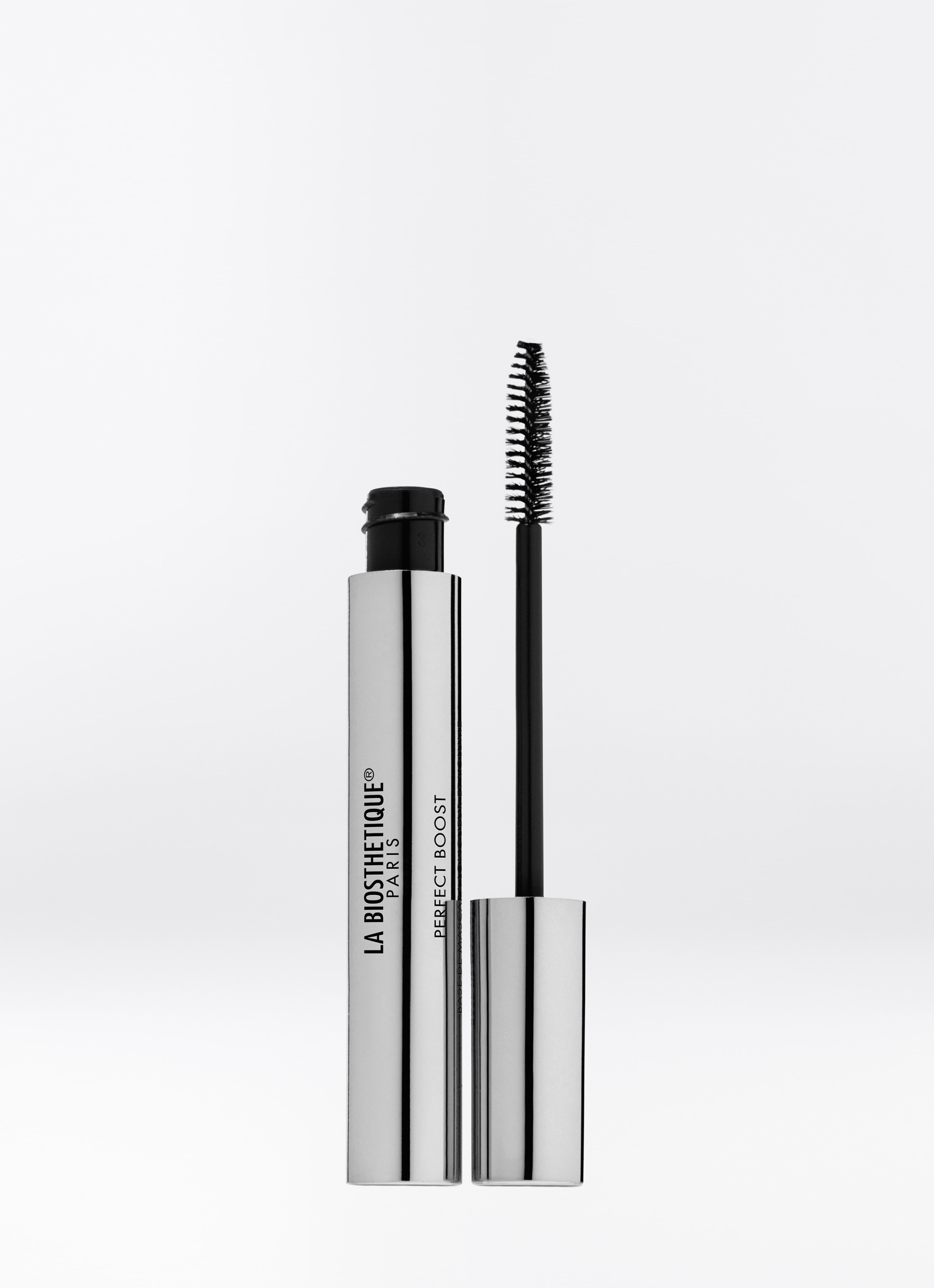 Geöffnete Mascara Perfect Boost mit einer langen, schlanken Bürste mit spiralförmigen Borsten