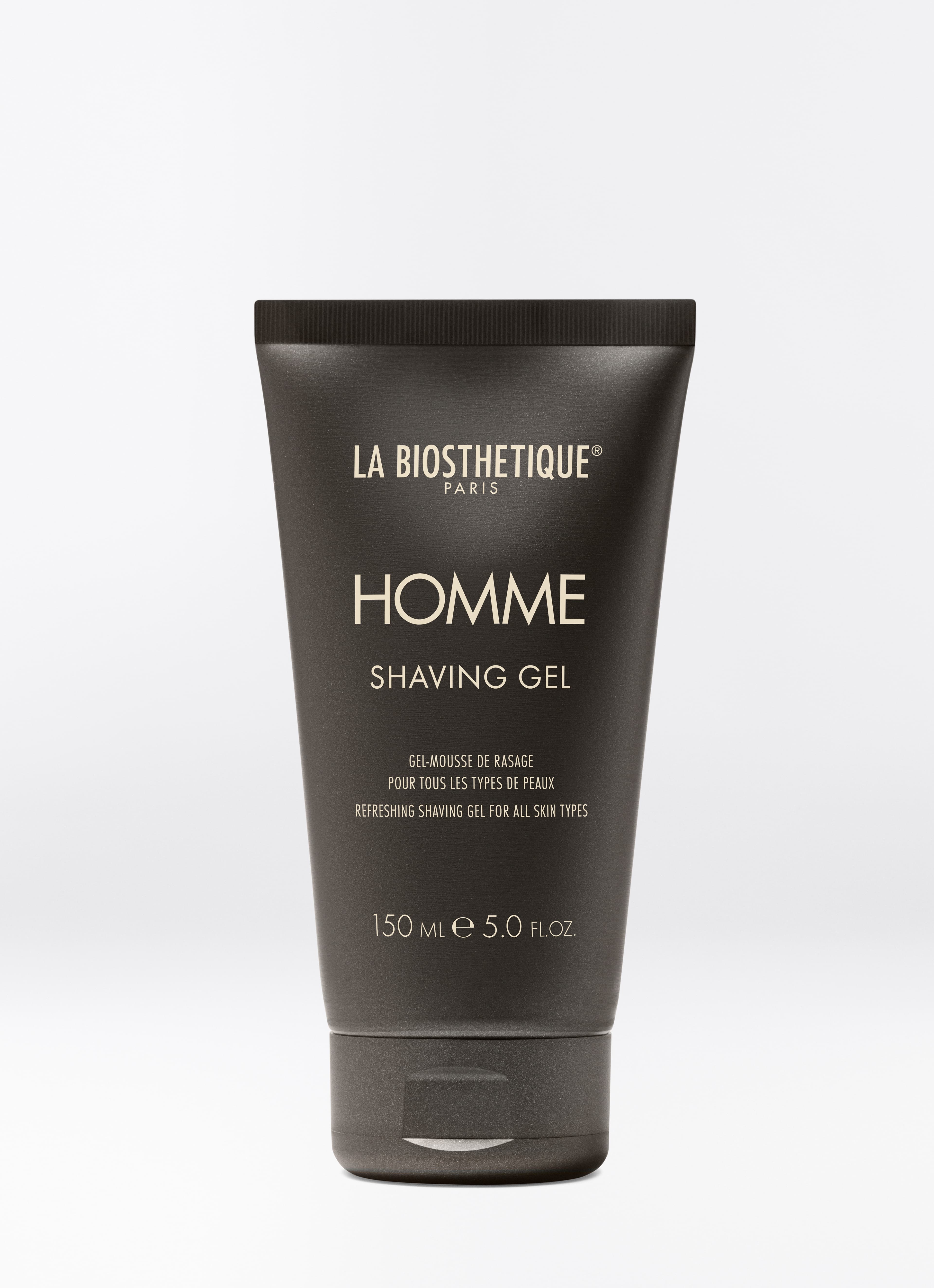 Dunkelbraune Tube des Homme Shaving Gel auf hellgrauem Hintergrund.