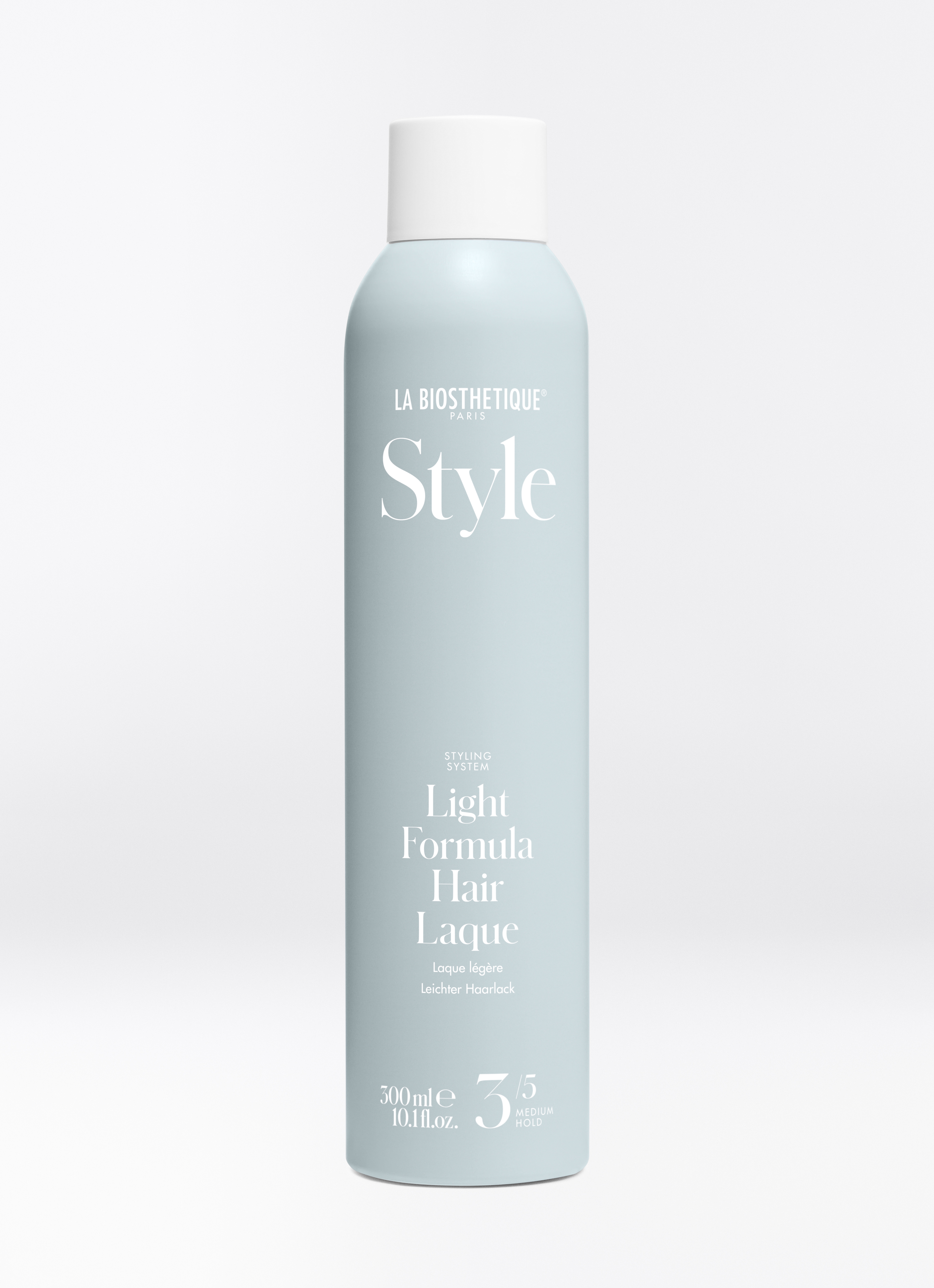 Helle, eisblaue Sprühflasche des Light Formula Hair Laque auf hellgrauem Hintergrund.