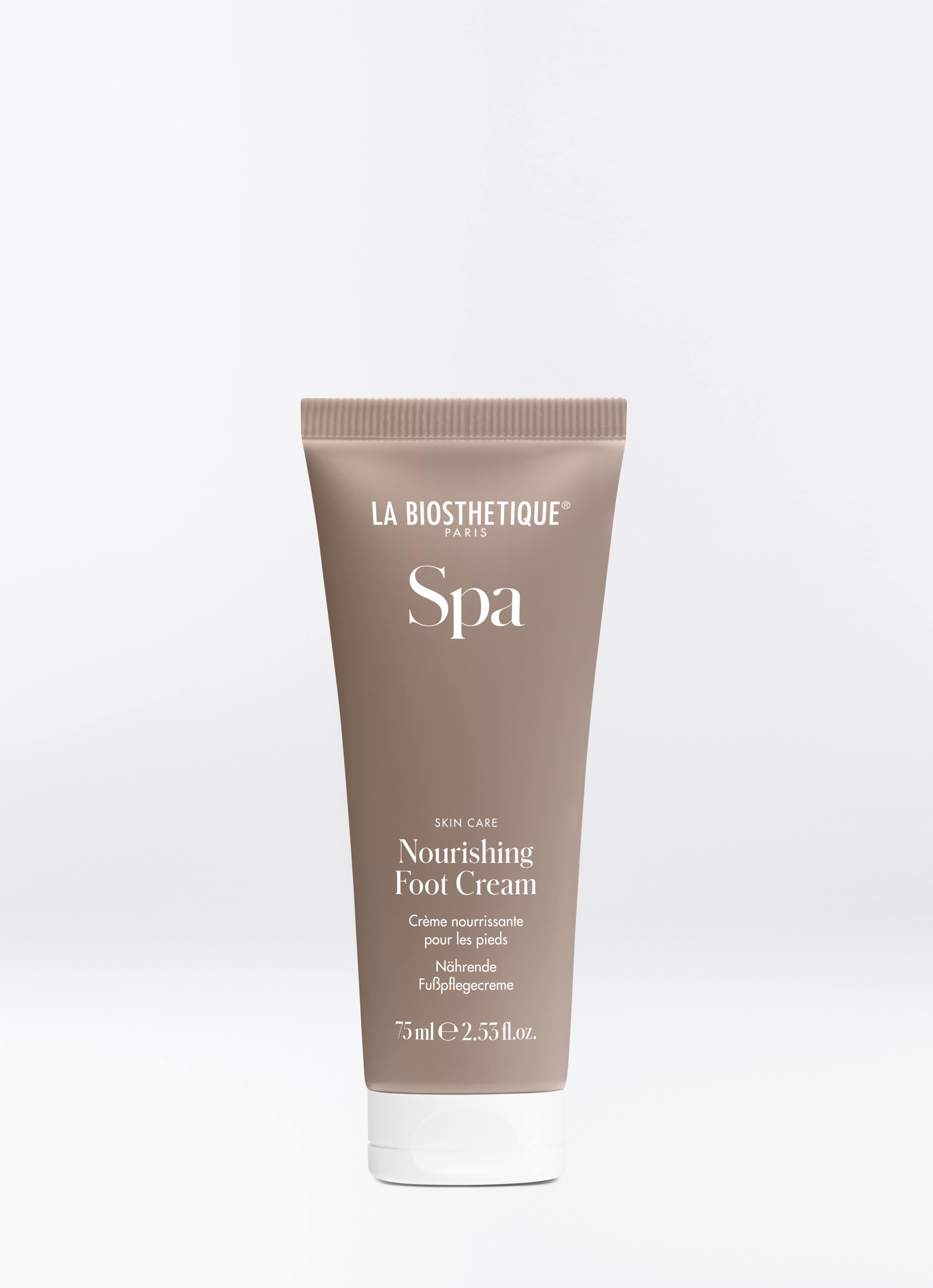 Hellbraune Tube der Spa Nourishing Foot Cream auf hellgrauem Hintergrund.