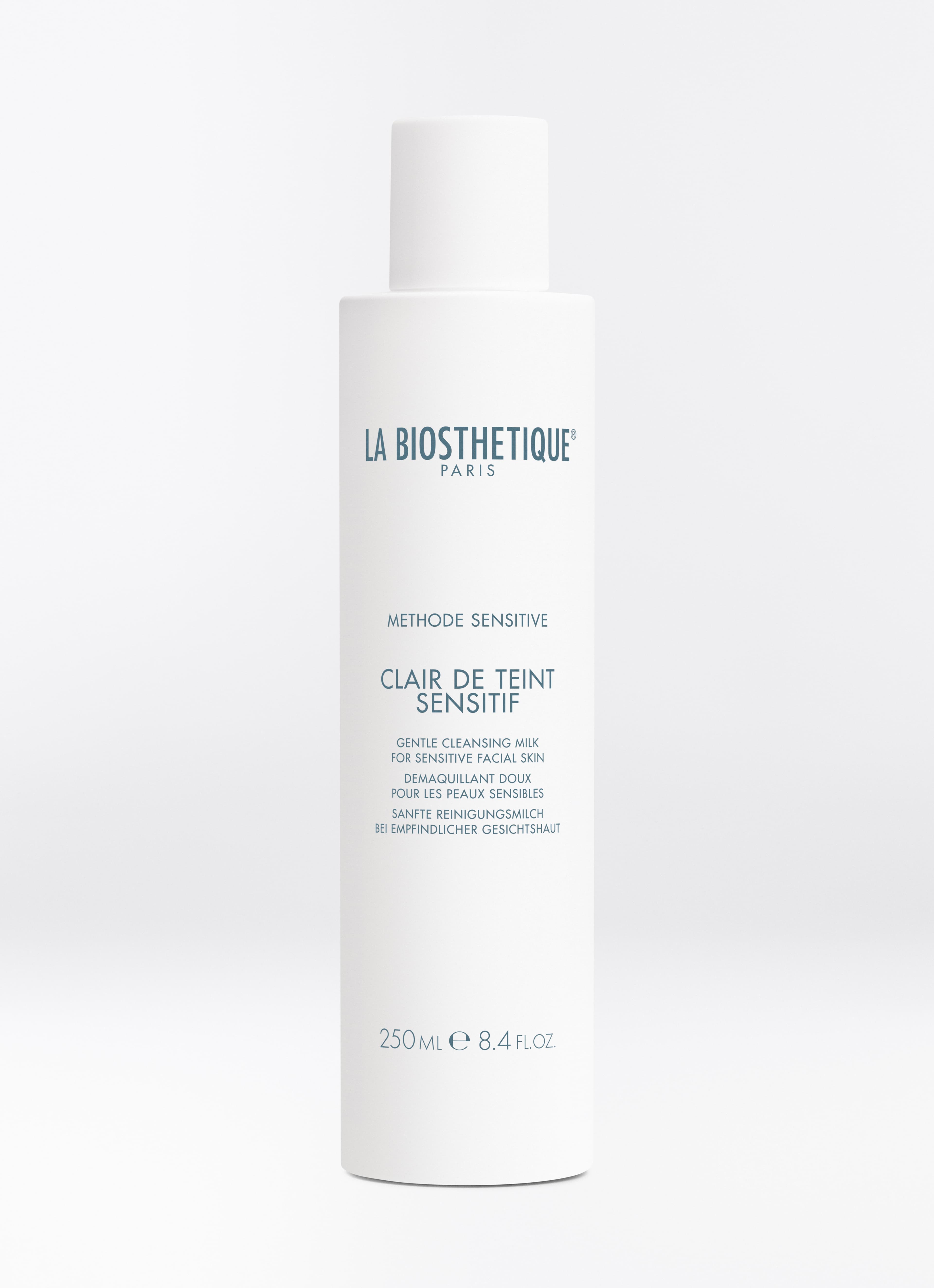 Weiße Schraubflasche des Clair de Teint Sensitive auf hellgrauem Hintergrund.