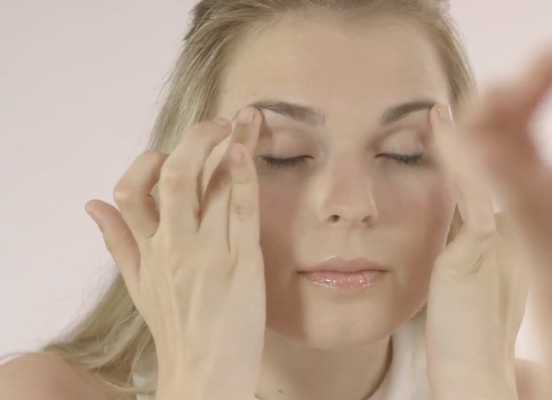 Augenpflege Richtig Auftragen Die Cosmetic Galelry Zeigt Wie S Geht